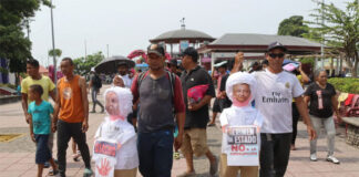 Migrantes en la frontera sur caricaturizan en protesta a López Obrador