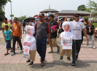 Migrantes en la frontera sur caricaturizan en protesta a López Obrador