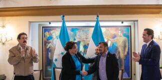 El Poder Ejecutivo y la Amhon firman un convenio para reparar unas 12 mil escuelas y seguridad alimentaria en el país