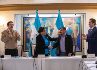 El Poder Ejecutivo y la Amhon firman un convenio para reparar unas 12 mil escuelas y seguridad alimentaria en el país