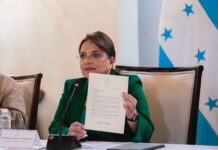 La Xiomara Castro firma una carta para ratificar la instalación de la CICIH