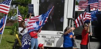 Partidarios de Trump le muestran su apoyo en su residencia de Florida