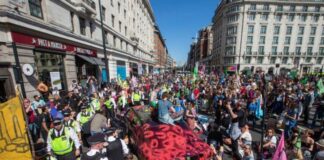 Miles de ecologistas marchan por el centro de Londres en el Día de la Tierra