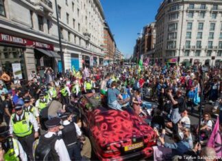 Miles de ecologistas marchan por el centro de Londres en el Día de la Tierra