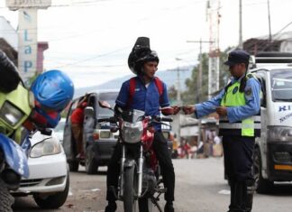 Motociclistas que rebasen carros y cometan otras infracciones pagarán multas de hasta 600 lempiras