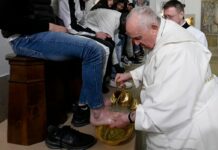 El papa Francisco lava los pies de doce jóvenes presos el Jueves Santo