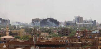 EE. UU. evacúa a su personal de Sudán y cierra temporalmente la embajada