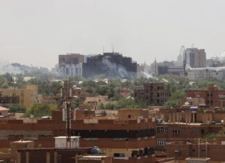 EE. UU. evacúa a su personal de Sudán y cierra temporalmente la embajada