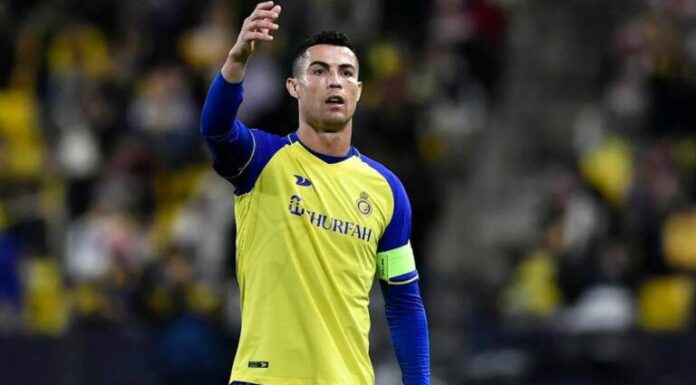 Saudíes piden la deportación de CR7 por agarrarse los genitales ante el público