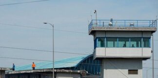 Presuntos sicarios asesinan a tres guardias de prisiones en Ecuador