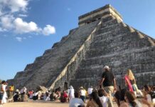 Turista sube al Castillo de Chichén Itzá y testigos exigen doble castigo