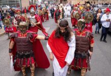 Inmigrantes muestran su fe durante representación del viacrucis en Nueva York