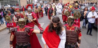 Inmigrantes muestran su fe durante representación del viacrucis en Nueva York