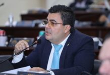 El diputado Marco Girón dice que el ministro de Salud, Matheu se hace de la “vista gorda” ante las tomas de hospitales