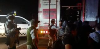 Hallan a 209 migrantes en un tráiler abandonado en el sureste de México