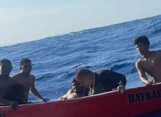 Cuatro tripulantes rescatados y dos desaparecidos al naufragar barco carguero en Islas de Bahía