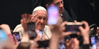 El papa se reúne con los jóvenes en Budapest: No os quedéis pegados al móvil