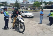 Los motociclistas que rebasen por la derecha y pasajeros sin cinturón serán sancionados