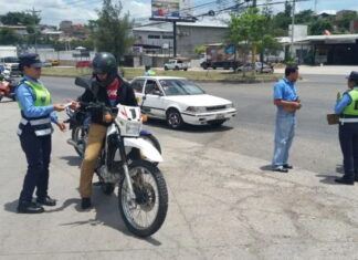 Los motociclistas que rebasen por la derecha y pasajeros sin cinturón serán sancionados