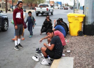 Hasta 12.000 migrantes esperan en México para cruzar a El Paso, dice alcalde