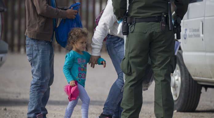 Proponen una ley en EE. UU. para defender a los niños solos en la frontera con México