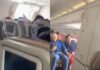 Un pasajero abre la puerta de un avión en pleno vuelo y desata el caos
