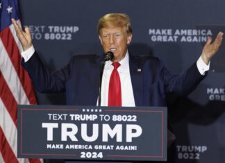 Donald Trump dice que si gana las elecciones de 2024, acabará con la ciudadanía automática para hijos de indocumentados