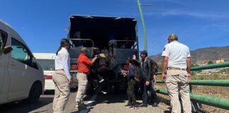 Hallan a 139 migrantes en la caja de un tráiler en el norte de México