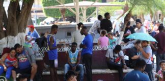 Migrantes buscan desesperados salir del sur de México ante fin del Título 42