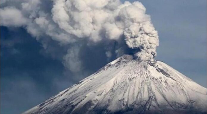 Cenizas del volcán Popocatépetl suspenden operaciones de vuelos en Ciudad de México