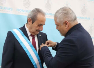 Gobierno de Honduras condecora con Orden «Francisco Morazán» al embajador de México al cierre de misión