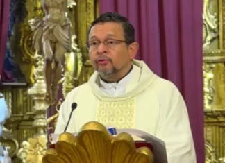«No será ambicionando fama y riqueza, ni mirando servilmente a los poderosos donde encontraremos a Jesús»: homilía dominical