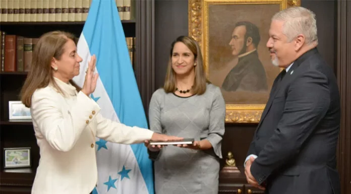 Juramentan a Sonia Leticia Cruz como embajadora en República Dominicana