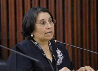 No es justo que no haya aumento al personal médico, pero sí nivelación salarial a altos cargos, ironiza diputada Figueroa