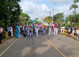 Personal sanitario se toma acceso a Catacamas exigiendo cuatro meses de salario