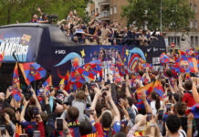 La multitudinaria rúa de campeones del Barça masculino y femenino no se olvida de Messi