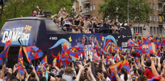 La multitudinaria rúa de campeones del Barça masculino y femenino no se olvida de Messi
