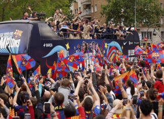 La multitudinaria rúa de campeones del Barça masculino y femenino no se olvida de Messi