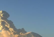 Emergencia por actividad del volcán Popocatépetl provoca golpe en comercios del centro de México