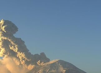Emergencia por actividad del volcán Popocatépetl provoca golpe en comercios del centro de México