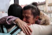 Miles de ucranianas recuerdan en el Día de la Madre a sus hijos muertos en la guerra