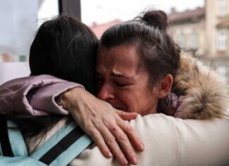 Miles de ucranianas recuerdan en el Día de la Madre a sus hijos muertos en la guerra