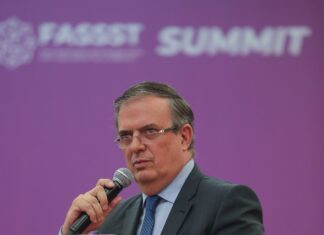 Canciller mexicano asegura que flujo ilegal de migrantes de México a EE. UU. cayó hasta 54 %