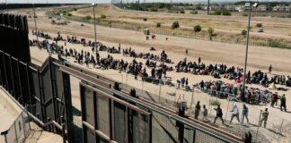 Cientos de migrantes piden frente a la Casa Blanca un alivio a su situación en EE.UU.