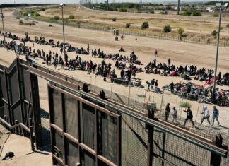Cientos de migrantes piden frente a la Casa Blanca un alivio a su situación en EE.UU.