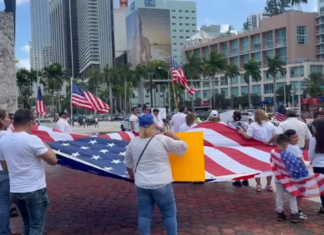 Migrantes salen a protestar contra ley que afectará a la comunidad indocumentada en Florida