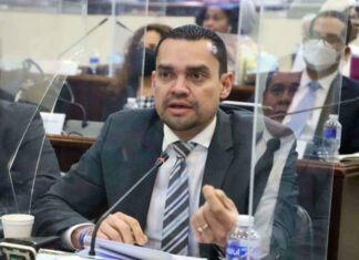 Tomás Zambrano denuncia “extorsión legislativa” del partido Libre y rechaza el comunicado de Luis Redondo