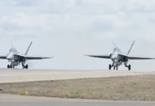 Un caza F18 español se estrella en una exhibición y el piloto consigue eyectarse a tiempo