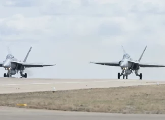 Un caza F18 español se estrella en una exhibición y el piloto consigue eyectarse a tiempo