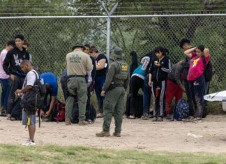 Grupos proinmigrantes presentan una demanda legal contra nuevas normas de asilo en EE. UU.